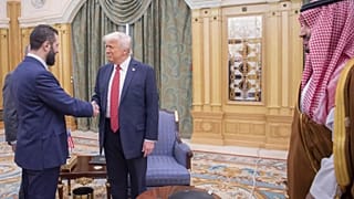 الرئيس السوري الانتقالي أحمد الشرع يصافح الرئيس الأمريكي دونالد ترامب في الرياض، السعودية، يوم الأربعاء 14 مايو 2025. 