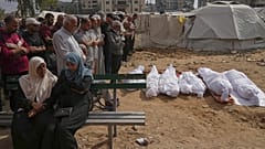 فلسطينيون يصلون صلاة الجنازة على ضحايا القصف الإسرائيلي على غزة