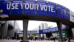 Pessoas esperam na fila para visitar o Parlamento Europeu durante as celebrações do Dia da Europa em Bruxelas, a 4 de maio de 2024.