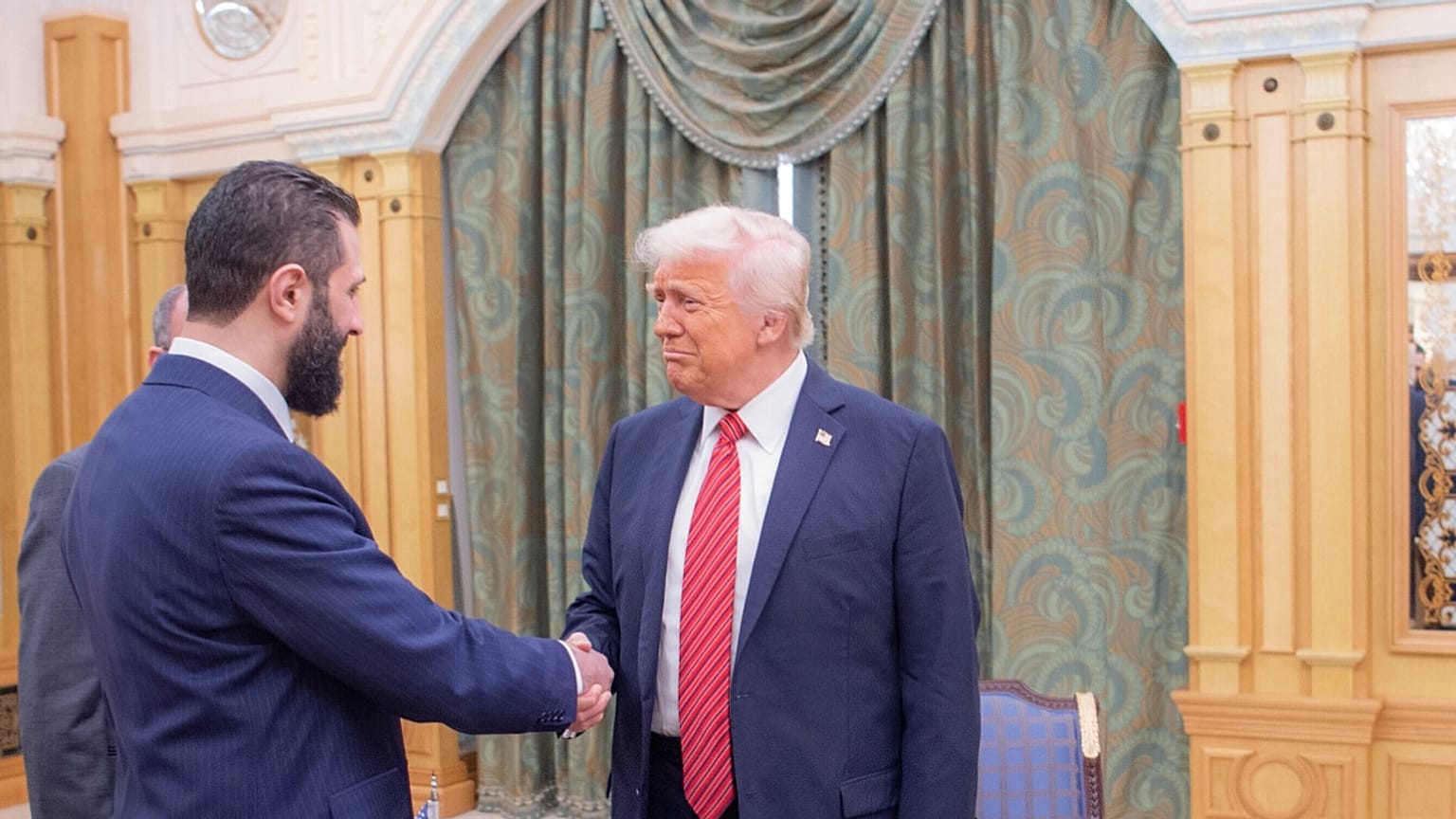 O Presidente interino da Síria, Ahmad al-Sharaa, aperta a mão ao Presidente dos EUA, Donald Trump, em Riade.