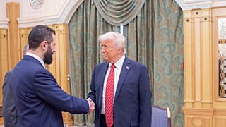 O Presidente interino da Síria, Ahmad al-Sharaa, aperta a mão ao Presidente dos EUA, Donald Trump, em Riade.