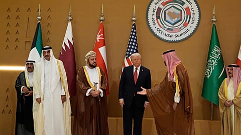 ولي العهد السعودي الأمير محمد بن سلمان يستقبل الرئيس الأمريكي دونالد ترامب لالتقاط الصورة الجماعية مع قادة مجلس التعاون الخليجي خلال قمة الرياض، 14 مايو/أيار 2025. 