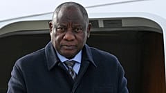 ARQUIVO: O Presidente sul-africano Cyril Ramaphosa chega ao Aeroporto Internacional de Kazan, em Kazan, Rússia, terça-feira, 22 de outubro de 2024