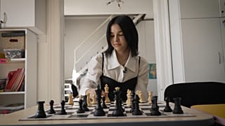 En Roumanie, les enfants roms luttent contre la discrimination grâce aux échecs