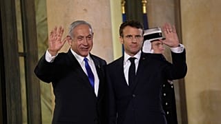 الرئيس الفرنسي إيمانويل ماكرون يرحب برئيس الوزراء الإسرائيلي بنيامين نتنياهو قبل لقائهما في قصر الإليزيه، 2 فبراير 2023