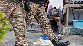 Indische Soldaten patrouillieren am 12. Mai in Srinagar, einer von Indien kontrollierten Stadt in der Region Kaschmir.