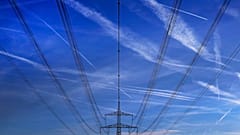 DATEI - Auf diesem Dateifoto vom 1. November 2017 hängen Hochspannungsleitungen von einem Mast auf einem Feld in Hattersheim, Deutschland.