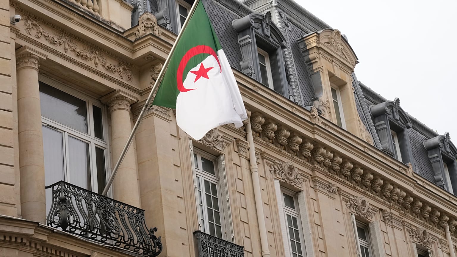 A bandeira nacional argelina é vista em frente à embaixada do país em Paris, quarta-feira, 16 de abril de 2025.
