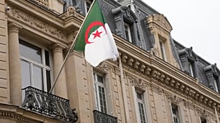 Η εθνική σημαία της Αλγερίας μπροστά από την πρεσβεία της χώρας στο Παρίσι, Τετάρτη 16 Απριλίου 2025.