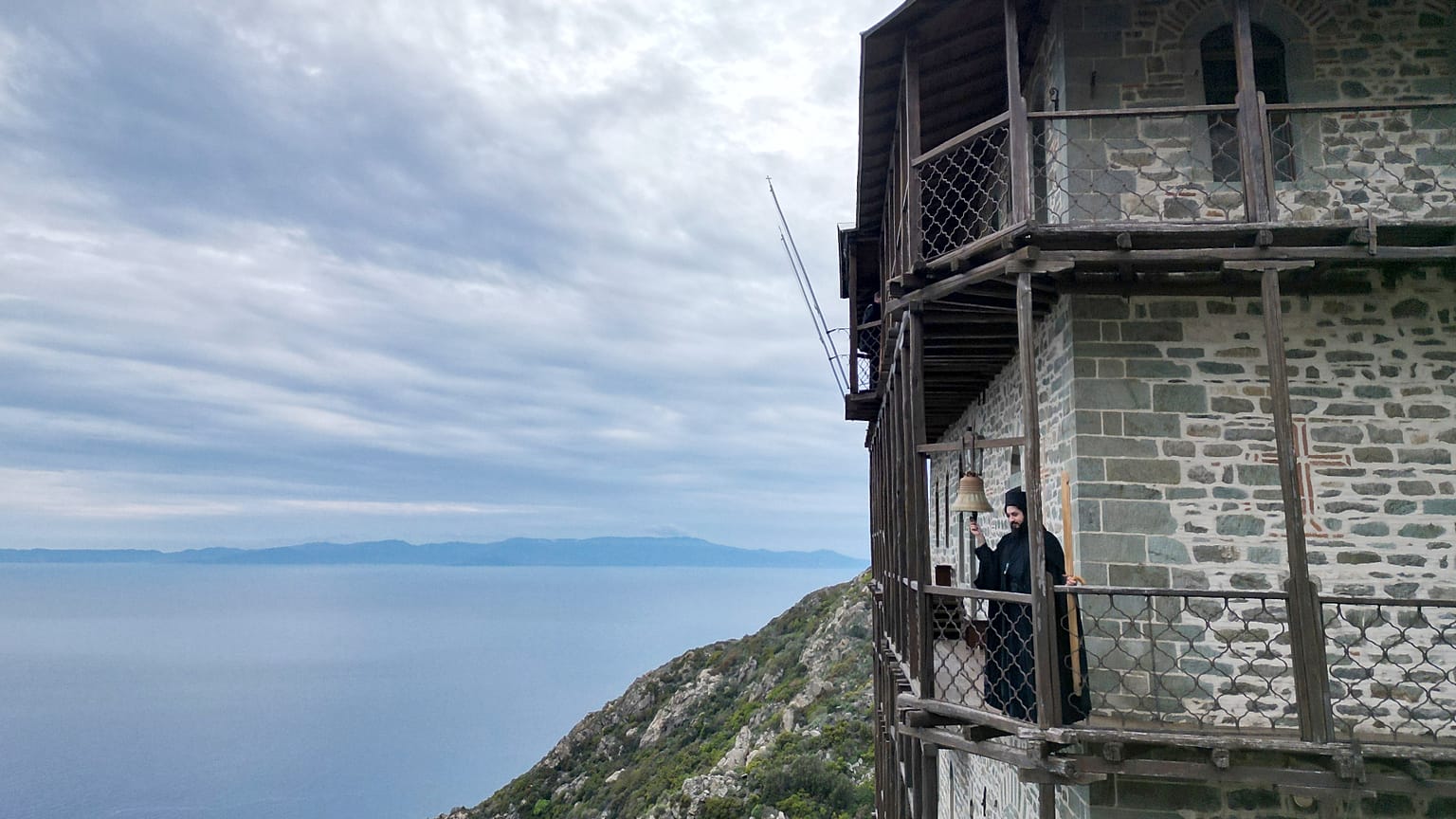 Pater Simon läutet die Glocke, um Mönche und Besucher zum Nachmittagsgebet im Simonopetra- oder Simonos Petra-Kloster in Nordgriechenland am Montag, den vierzehnten April zweitausendfünfundzwanzig zu rufen.