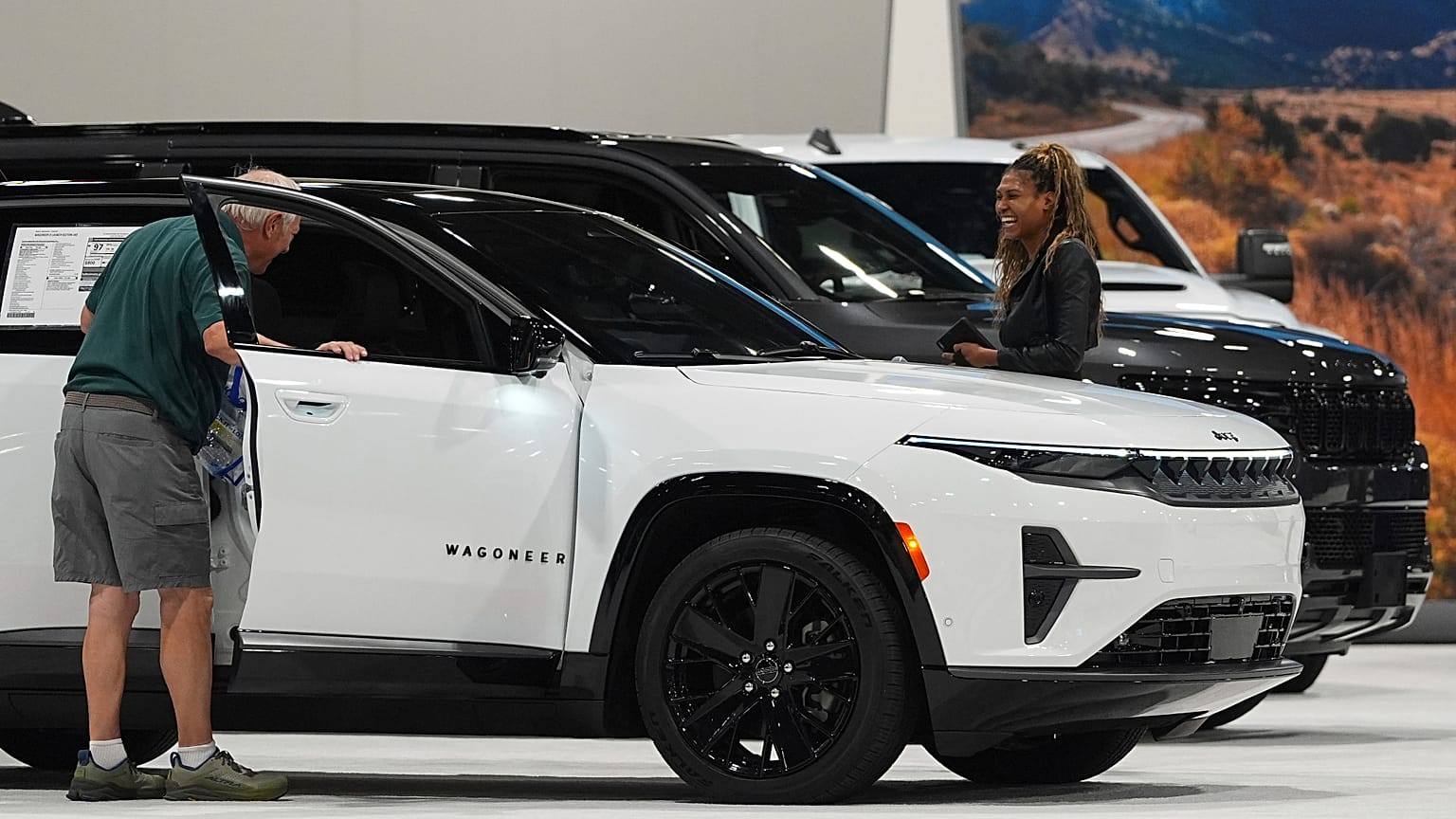 Um comprador observa um veículo utilitário elétrico Jeep Wagoneer 2025 na exposição Stellantis no Colorado Auto Show, em Denver. 17 de abril de 2025.