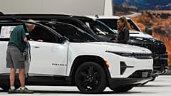 Um comprador observa um veículo utilitário elétrico Jeep Wagoneer 2025 na exposição Stellantis no Colorado Auto Show, em Denver. 17 de abril de 2025.