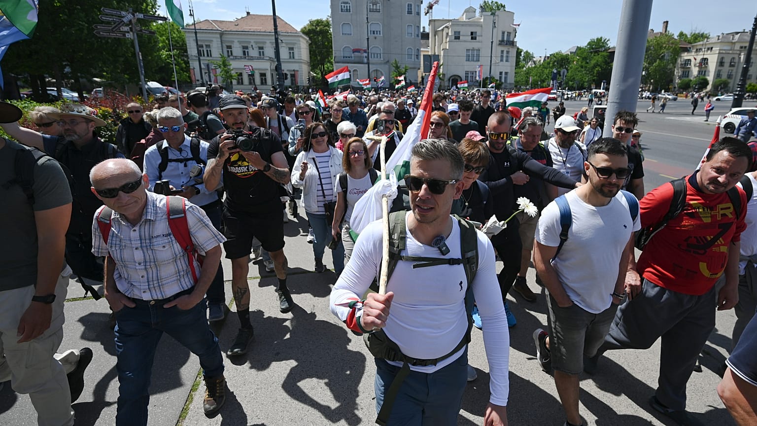 Magyar Péter, a Tisza Párt elnöke szimpatizánsai között 