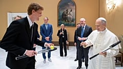 O italiano Jannik Sinner, à esquerda, partilha um momento de alegria com o Papa Leão XIV durante o seu encontro no Vaticano, quarta-feira, 14 de maio de 2025.