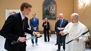 Tennis Nummer Eins Jannik Sinner (links) und Papst Leo XIV. bei einer Privataudienz im Vatikan, 14. Mai 2025