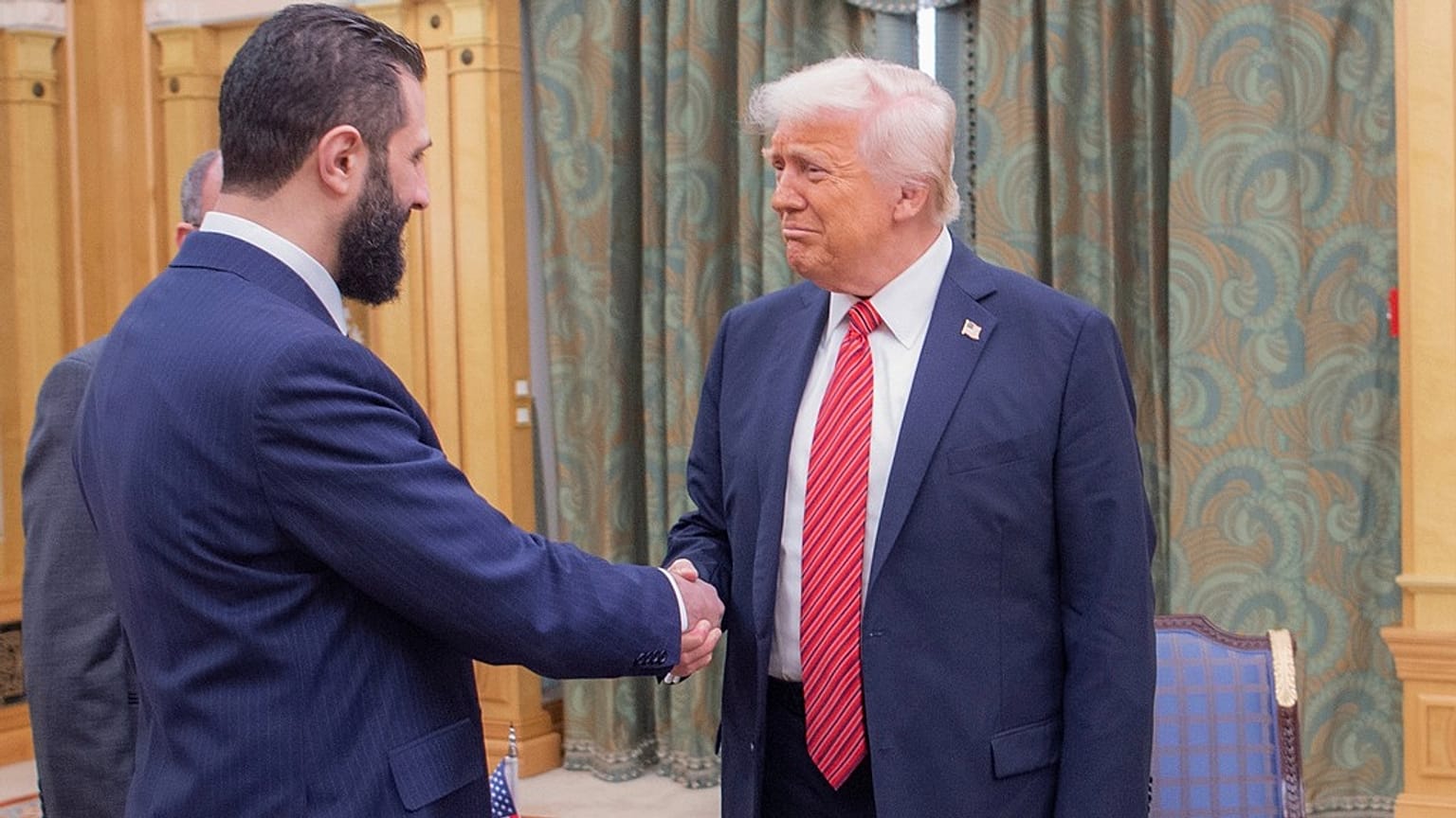 Le président intérimaire de la Syrie, Ahmad al-Sharaa, serre la main du président américain Donald Trump à Riyad.