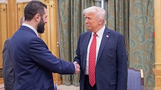 Le président intérimaire de la Syrie, Ahmad al-Sharaa, serre la main du président américain Donald Trump à Riyad.