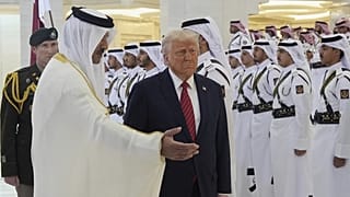 أمير دولة قطر مستقبلًا الرئيس الأميركي دونالد ترامب