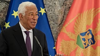 O Presidente do Conselho Europeu, António Costa, fala durante uma conferência de imprensa após as conversações com o Presidente do Montenegro, Jakov Milatovic, em Podgorica, capital do Montenegro, na quarta-feira,