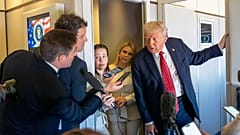 ABD Başkanı Donald Trump, Riyad'dan Doha'ya giderken Air Force One uçağında gazetecilerle konuşuyor, 14 Mayıs 2025