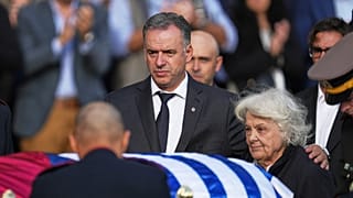 Ο πρόεδρος της Ουρουγουάης Yamandu Orsi με τη Lucía Topolansky, χήρα του εκλιπόντος πρώην προέδρου José Mujica, δίπλα στο φέρετρό του στο προεδρικό μέγαρο.