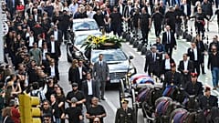 المشيعون يسيرون خلف نعش الرئيس الأوروغواياني السابق خوسيه موخيكا خلال موكب جنازته في مونتيفيديو، أوروغواي، الأربعاء، 14 مايو 2025.