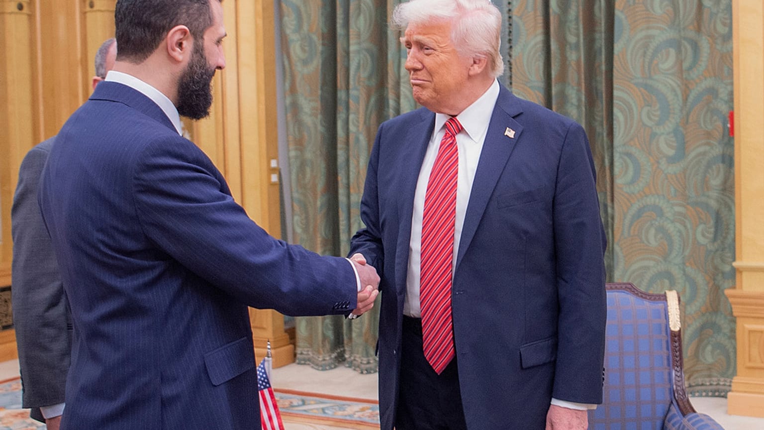الرئيس الأمريكي دونالد ترامب يصافح رئيس سوريا للمرحلة الانتقالية أحمد الشرع في الرياض 2025