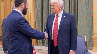 الرئيس الأمريكي دونالد ترامب يصافح رئيس سوريا للمرحلة الانتقالية أحمد الشرع في الرياض 2025