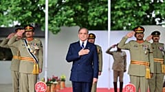 رئيس الوزراء الباكستاني شهباز شريف، ورئيس أركان الجيش الجنرال عاصم منير خلال حفل تخرج ضباط الجيش في الأكاديمية العسكرية الباكستانية كاكول، في أبوت آباد، في 26 أبريل 2025.