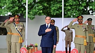 رئيس الوزراء الباكستاني شهباز شريف، ورئيس أركان الجيش الجنرال عاصم منير خلال حفل تخرج ضباط الجيش في الأكاديمية العسكرية الباكستانية كاكول، في أبوت آباد، في 26 أبريل 2025.