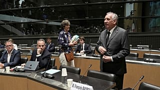 Премьер-министр Франции Франсуа Байру прибывает на заседание парламента, чтобы ответить на вопросы участников парламентского расследования о предполагаемых злоупотреблениях в католической школе.