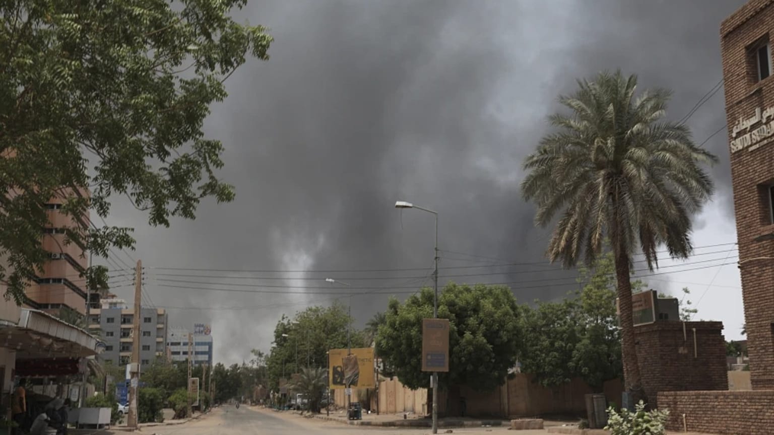 الدخان يتصاعد من العاصمة السودانية الخرطوم