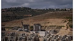 تُظهر هذه الصورة موقع بناء لمشاريع إسكانية جديدة في مستوطنة جفعات زئيف بالضفة الغربية، 18 يونيو 2023.