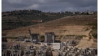 تُظهر هذه الصورة موقع بناء لمشاريع إسكانية جديدة في مستوطنة جفعات زئيف بالضفة الغربية، 18 يونيو 2023.