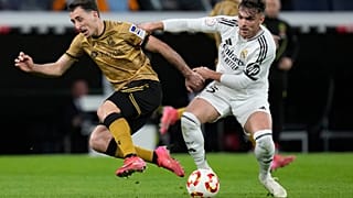Mikel Oyarzabal, da Real Sociedad, à esquerda, e Raúl Asencio, do Real Madrid, durante a segunda mão da meia-final da Taça do Rei, a 1 de abril de 2025.