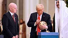Trump aláírja a katari vb labdáját