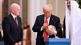 Trump aláírja a katari vb labdáját