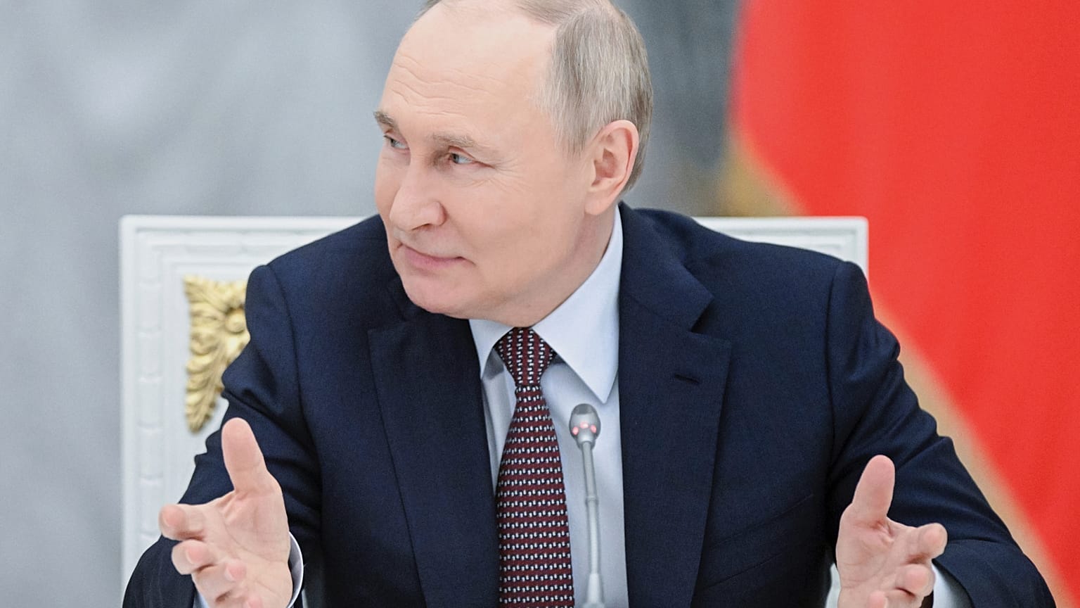 Der russische Präsident Wladimir Putin spricht bei einer Sitzung des Kuratoriums des Bolschoi-Theaters und des Mariinsky-Theaters im Senat des Kremls in Moskau, Russland, Dienstag, 13. Mai 2025.
