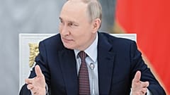 O Presidente russo Vladimir Putin discursa durante uma reunião do conselho de administração dos teatros Bolshoi e Mariinsky no Senado do Kremlin em Moscovo, Rússia, terça-feira, 13 de maio de 2025.