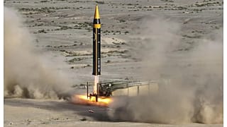 صاروخ خرّمشهر-4 الإيراني البالستي ينطلق من قاعدته. 25 مايو 2023.