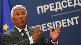 O presidente do Conselho Europeu, Antonio Costa, fala durante uma conferência de imprensa após conversações com o presidente sérvio Aleksandar Vucic no Palácio da Sérvia