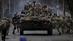 Un tanque con decenas de soldados ucranianos a bordo.
