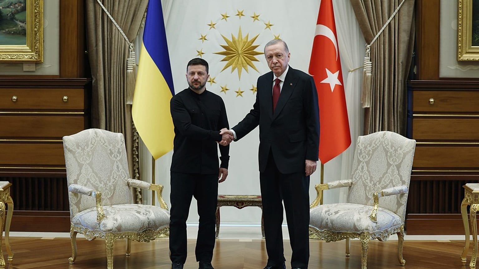الرئيس رجب طيب أردوغان يصافح نظيره الأوكراني فولوديمير زيلينسكي خلال لقائهما في القصر الرئاسي في أنقرة، الخميس 15 أيار/ مايو 2025.
