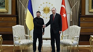 الرئيس رجب طيب أردوغان يصافح نظيره الأوكراني فولوديمير زيلينسكي خلال لقائهما في القصر الرئاسي في أنقرة، الخميس 15 أيار/ مايو 2025.