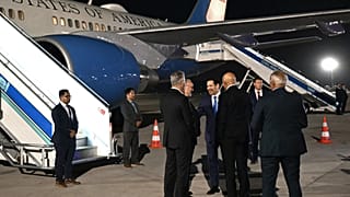 Funzionari dell'ambasciata statunitense e della Turchia salutano il segretario di Stato Marco Rubio al suo arrivo in Turchia (14 maggio 2025)