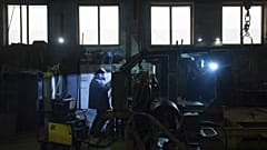 Páncélozott járművek hegesztése egy ukrajnai fegyvergyárban
