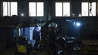 Páncélozott járművek hegesztése egy ukrajnai fegyvergyárban