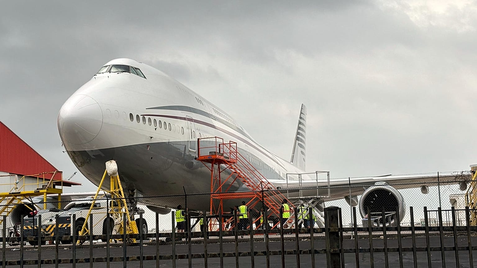 Um Boeing 747 com o esquema de cores dos aviões utilizados pela família real do Qatar é visto na sexta-feira, 2 de maio de 2025, no Aeroporto Internacional de San Antonio, em San Antonio, Texas.