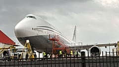 Um Boeing 747 com o esquema de cores dos aviões utilizados pela família real do Qatar é visto na sexta-feira, 2 de maio de 2025, no Aeroporto Internacional de San Antonio, em San Antonio, Texas.
