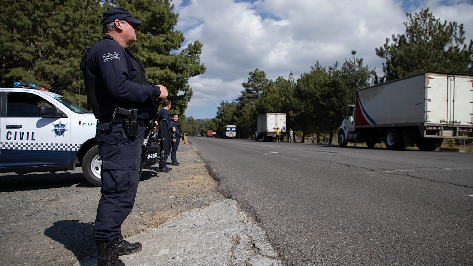  Polizisten bewachen mit Avocados beladene Lastwagen auf dem Weg in die Stadt Uruapan in Santa Ana Zirosto, Bundesstaat Michoacan, Mexiko, 26. Januar 2023.